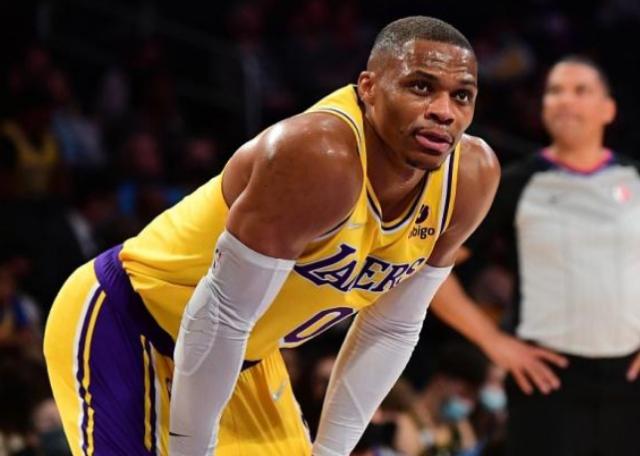 韦少季前赛发挥糟糕 某高管：再这样湖人会交易他